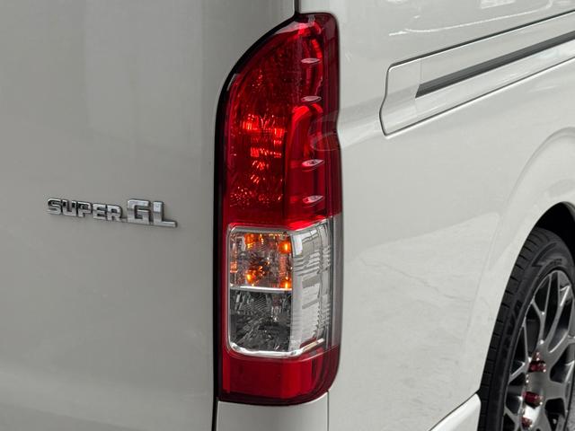 ハイエースバン スーパーＧＬ　ダークプライム　ディーゼル車／フルエアロ／ＥＳＳＥＸ／１８ＡＷ／／ローダウン／ＣＲＳバッドフェイスボンネット／８インチナビ／ＥＴＣ／バックカメラ／４１５コブラ／フロントスポイラー／ハイエース／カスタム／中古ハイエース（48枚目）