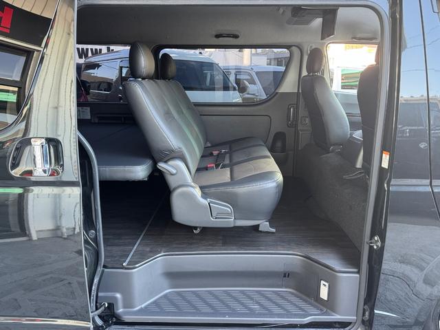 ハイエースバン スーパーＧＬ　ダークプライム　ディーゼル／フルエアロ／ローダウン／玄武／ショック／リアスポイラー／ＥＳＳＥＸ／ＥＷ－１８／ベッドキット／フローリングパネル／ヴァレンティ／シグマ／ＬＥＤテールランプ／インテリアパネル／中古ハイエース（6枚目）