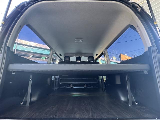 ハイエースバン スーパーＧＬ　ダークプライム　ディーゼル／フルエアロ／ローダウン／玄武／ショック／リアスポイラー／ＥＳＳＥＸ／ＥＷ－１８／ベッドキット／フローリングパネル／ヴァレンティ／シグマ／ＬＥＤテールランプ／インテリアパネル／中古ハイエース（11枚目）