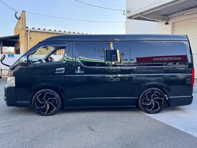 ハイエースバン スーパーＧＬ　ダークプライム　ディーゼル／フルエアロ／ローダウン／玄武／ショック／リアスポイラー／ＥＳＳＥＸ／ＥＷ－１８／ベッドキット／フローリングパネル／ヴァレンティ／シグマ／ＬＥＤテールランプ／インテリアパネル／中古ハイエース（18枚目）