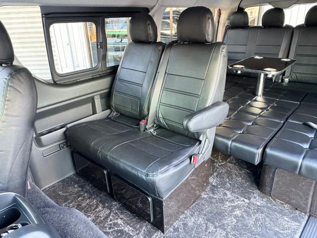 ハイエースワゴン ＧＬ　新車／ベッドキット／テーブル／シートアレンジ／フルフラット／新品１７ＡＷ／ゼロブレイク／４１５コブラスポイラー／ローダウン／ナスカータイヤ／間接照明／フローリング施工／新車ハイエースカスタム（3枚目）