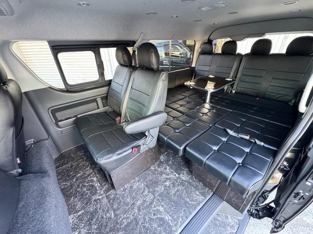 ハイエースワゴン ＧＬ　新車／ベッドキット／テーブル／シートアレンジ／フルフラット／新品１７ＡＷ／ゼロブレイク／４１５コブラスポイラー／ローダウン／ナスカータイヤ／間接照明／フローリング施工／新車ハイエースカスタム（4枚目）