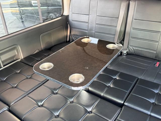 ハイエースワゴン ＧＬ　新車／ベッドキット／テーブル／シートアレンジ／フルフラット／新品１７ＡＷ／ゼロブレイク／４１５コブラスポイラー／ローダウン／ナスカータイヤ／間接照明／フローリング施工／新車ハイエースカスタム（6枚目）