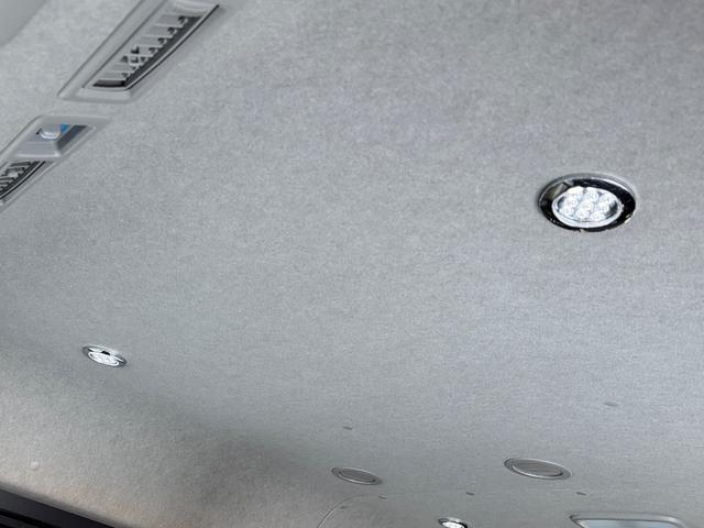 ハイエースワゴン ＧＬ　新車／ベッドキット／テーブル／シートアレンジ／フルフラット／新品１７ＡＷ／ゼロブレイク／４１５コブラスポイラー／ローダウン／ナスカータイヤ／間接照明／フローリング施工／新車ハイエースカスタム（8枚目）