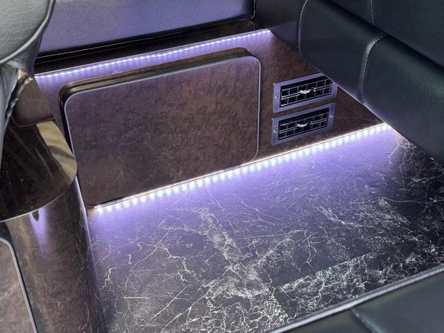 ハイエースワゴン ＧＬ　新車／ベッドキット／テーブル／シートアレンジ／フルフラット／新品１７ＡＷ／ゼロブレイク／４１５コブラスポイラー／ローダウン／ナスカータイヤ／間接照明／フローリング施工／新車ハイエースカスタム（9枚目）