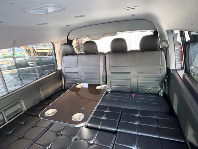ハイエースワゴン ＧＬ　新車／ベッドキット／テーブル／シートアレンジ／フルフラット／新品１７ＡＷ／ゼロブレイク／４１５コブラスポイラー／ローダウン／ナスカータイヤ／間接照明／フローリング施工／新車ハイエースカスタム（10枚目）
