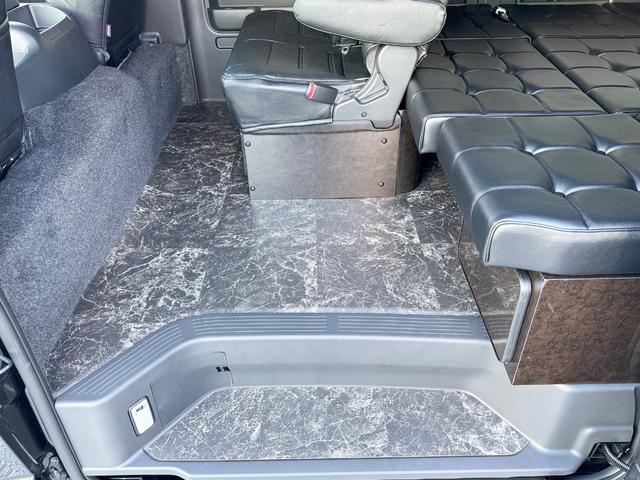 ハイエースワゴン ＧＬ　新車／ベッドキット／テーブル／シートアレンジ／フルフラット／新品１７ＡＷ／ゼロブレイク／４１５コブラスポイラー／ローダウン／ナスカータイヤ／間接照明／フローリング施工／新車ハイエースカスタム（11枚目）