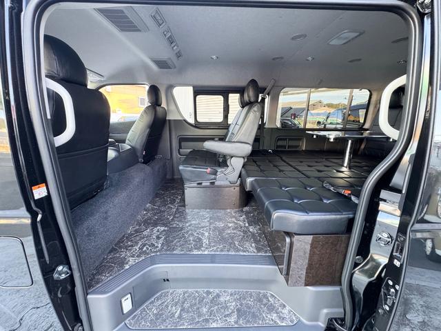 ハイエースワゴン ＧＬ　新車／ベッドキット／テーブル／シートアレンジ／フルフラット／新品１７ＡＷ／ゼロブレイク／４１５コブラスポイラー／ローダウン／ナスカータイヤ／間接照明／フローリング施工／新車ハイエースカスタム（12枚目）