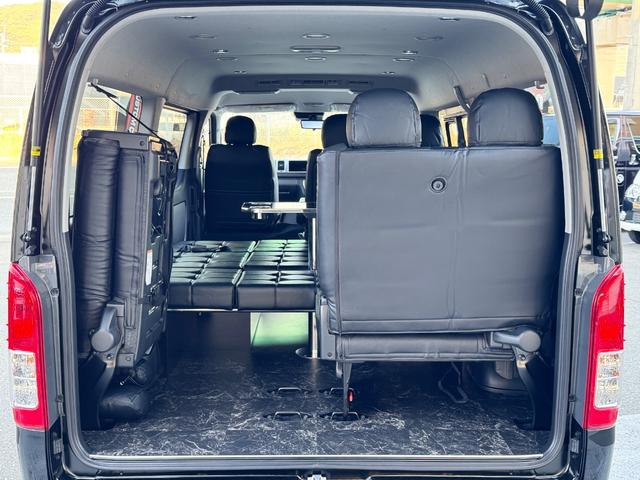ハイエースワゴン ＧＬ　新車／ベッドキット／テーブル／シートアレンジ／フルフラット／新品１７ＡＷ／ゼロブレイク／４１５コブラスポイラー／ローダウン／ナスカータイヤ／間接照明／フローリング施工／新車ハイエースカスタム（15枚目）