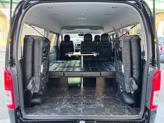 ハイエースワゴン ＧＬ　新車／ベッドキット／テーブル／シートアレンジ／フルフラット／新品１７ＡＷ／ゼロブレイク／４１５コブラスポイラー／ローダウン／ナスカータイヤ／間接照明／フローリング施工／新車ハイエースカスタム（16枚目）