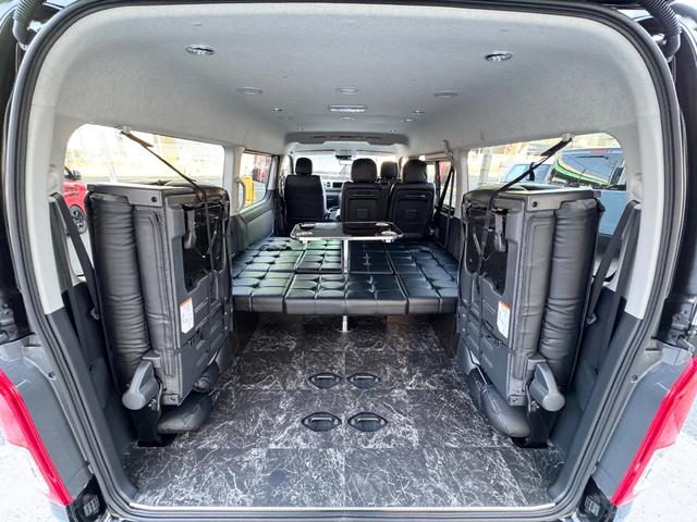 ハイエースワゴン ＧＬ　新車／ベッドキット／テーブル／シートアレンジ／フルフラット／新品１７ＡＷ／ゼロブレイク／４１５コブラスポイラー／ローダウン／ナスカータイヤ／間接照明／フローリング施工／新車ハイエースカスタム（17枚目）