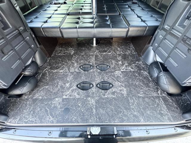 ハイエースワゴン ＧＬ　新車／ベッドキット／テーブル／シートアレンジ／フルフラット／新品１７ＡＷ／ゼロブレイク／４１５コブラスポイラー／ローダウン／ナスカータイヤ／間接照明／フローリング施工／新車ハイエースカスタム（18枚目）