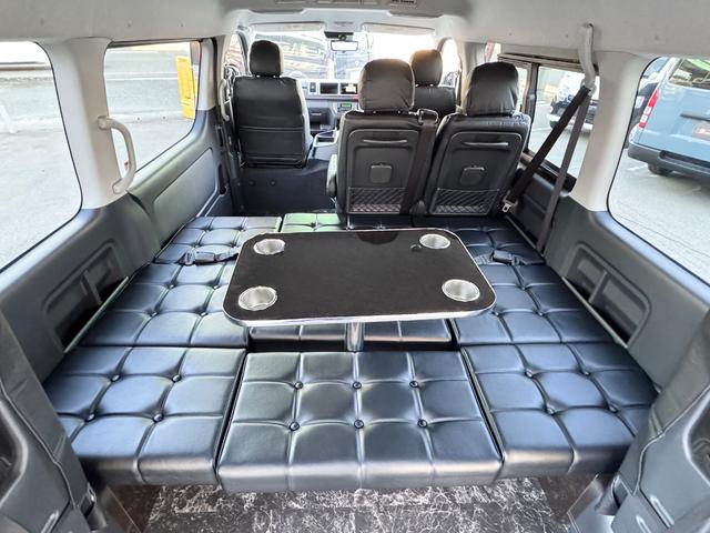 ハイエースワゴン ＧＬ　新車／ベッドキット／テーブル／シートアレンジ／フルフラット／新品１７ＡＷ／ゼロブレイク／４１５コブラスポイラー／ローダウン／ナスカータイヤ／間接照明／フローリング施工／新車ハイエースカスタム（19枚目）