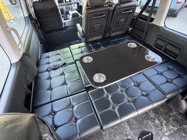 ハイエースワゴン ＧＬ　新車／ベッドキット／テーブル／シートアレンジ／フルフラット／新品１７ＡＷ／ゼロブレイク／４１５コブラスポイラー／ローダウン／ナスカータイヤ／間接照明／フローリング施工／新車ハイエースカスタム（20枚目）