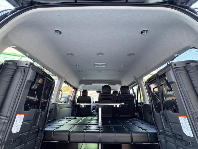 ハイエースワゴン ＧＬ　新車／ベッドキット／テーブル／シートアレンジ／フルフラット／新品１７ＡＷ／ゼロブレイク／４１５コブラスポイラー／ローダウン／ナスカータイヤ／間接照明／フローリング施工／新車ハイエースカスタム（21枚目）