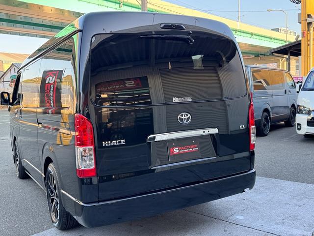 ハイエースワゴン ＧＬ　新車／ベッドキット／テーブル／シートアレンジ／フルフラット／新品１７ＡＷ／ゼロブレイク／４１５コブラスポイラー／ローダウン／ナスカータイヤ／間接照明／フローリング施工／新車ハイエースカスタム（49枚目）