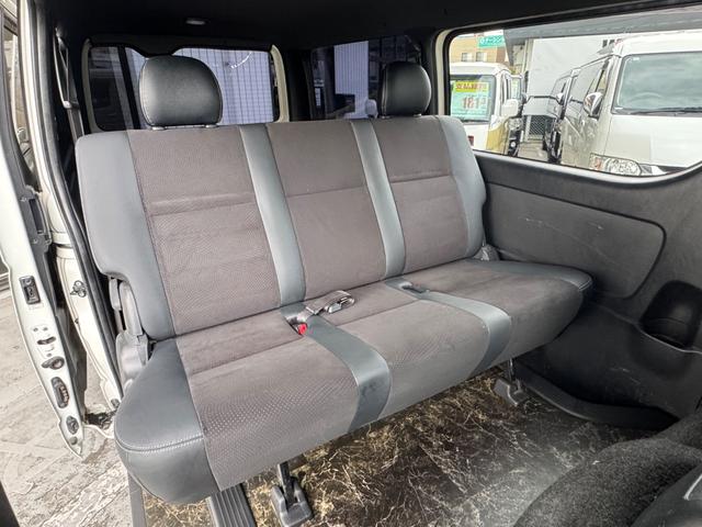 ハイエースバン スーパーGL ダークプライムII ディーゼル/ワンオーナー/バッドフェイス/ローダウン/CRSフロントスポイラー/GIBSONカミュラ/17AWナスカータイヤ/フローリング/LEDテールランプ/ETC/バックカメラ/ハイエースカスタム(5枚目)