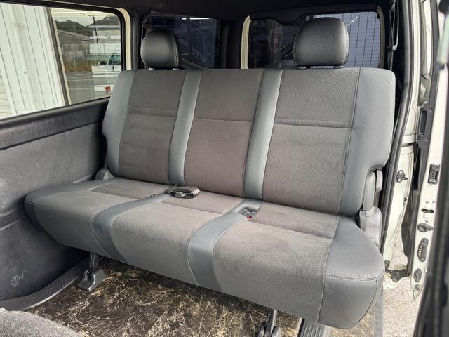 ハイエースバン スーパーGL ダークプライムII ディーゼル/ワンオーナー/バッドフェイス/ローダウン/CRSフロントスポイラー/GIBSONカミュラ/17AWナスカータイヤ/フローリング/LEDテールランプ/ETC/バックカメラ/ハイエースカスタム(7枚目)