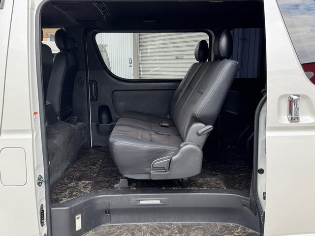 ハイエースバン スーパーGL ダークプライムII ディーゼル/ワンオーナー/バッドフェイス/ローダウン/CRSフロントスポイラー/GIBSONカミュラ/17AWナスカータイヤ/フローリング/LEDテールランプ/ETC/バックカメラ/ハイエースカスタム(8枚目)