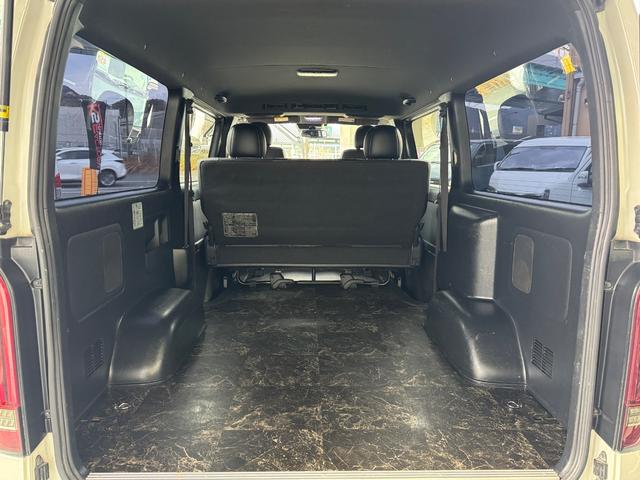ハイエースバン スーパーGL ダークプライムII ディーゼル/ワンオーナー/バッドフェイス/ローダウン/CRSフロントスポイラー/GIBSONカミュラ/17AWナスカータイヤ/フローリング/LEDテールランプ/ETC/バックカメラ/ハイエースカスタム(9枚目)