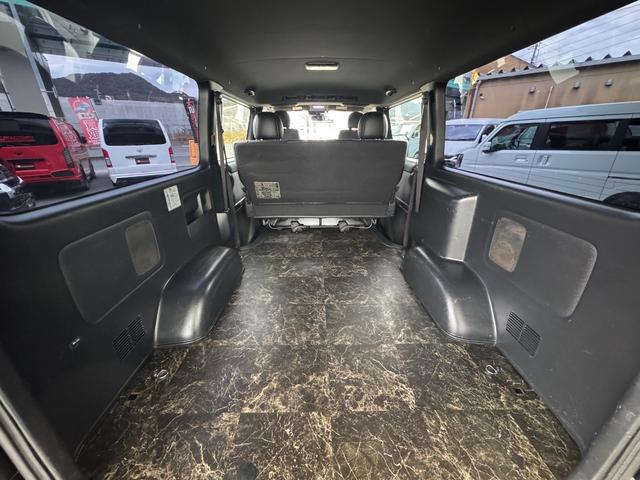 ハイエースバン スーパーGL ダークプライムII ディーゼル/ワンオーナー/バッドフェイス/ローダウン/CRSフロントスポイラー/GIBSONカミュラ/17AWナスカータイヤ/フローリング/LEDテールランプ/ETC/バックカメラ/ハイエースカスタム(10枚目)