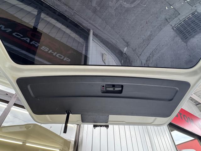 ハイエースバン スーパーGL ダークプライムII ディーゼル/ワンオーナー/バッドフェイス/ローダウン/CRSフロントスポイラー/GIBSONカミュラ/17AWナスカータイヤ/フローリング/LEDテールランプ/ETC/バックカメラ/ハイエースカスタム(12枚目)