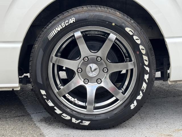 ハイエースバン スーパーGL ダークプライムII ディーゼル/ワンオーナー/バッドフェイス/ローダウン/CRSフロントスポイラー/GIBSONカミュラ/17AWナスカータイヤ/フローリング/LEDテールランプ/ETC/バックカメラ/ハイエースカスタム(17枚目)