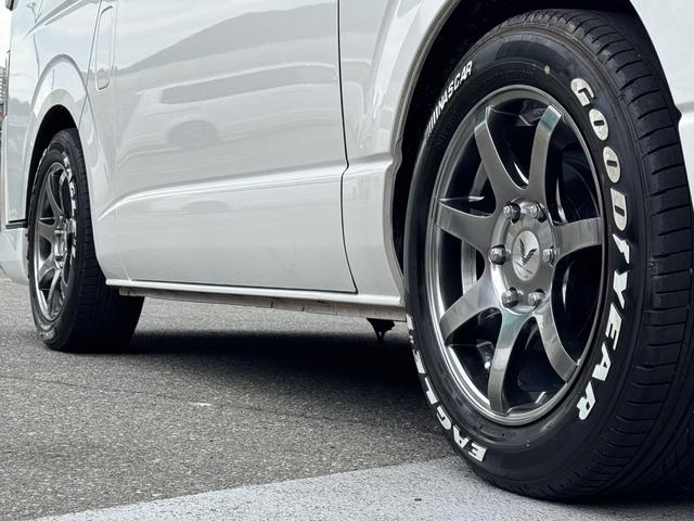 ハイエースバン スーパーGL ダークプライムII ディーゼル/ワンオーナー/バッドフェイス/ローダウン/CRSフロントスポイラー/GIBSONカミュラ/17AWナスカータイヤ/フローリング/LEDテールランプ/ETC/バックカメラ/ハイエースカスタム(18枚目)