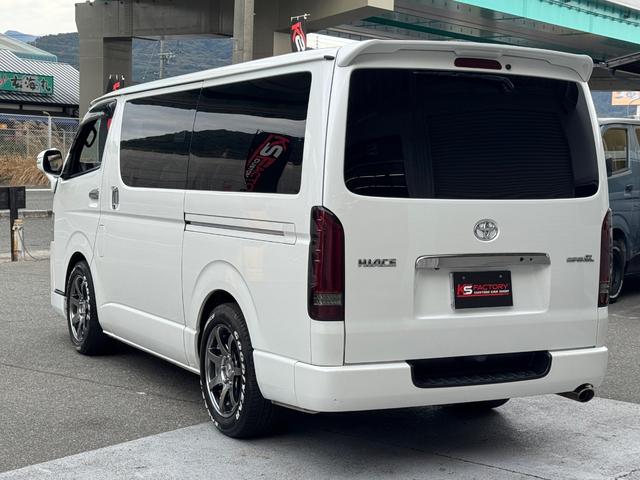 ハイエースバン スーパーGL ダークプライムII ディーゼル/ワンオーナー/バッドフェイス/ローダウン/CRSフロントスポイラー/GIBSONカミュラ/17AWナスカータイヤ/フローリング/LEDテールランプ/ETC/バックカメラ/ハイエースカスタム(22枚目)