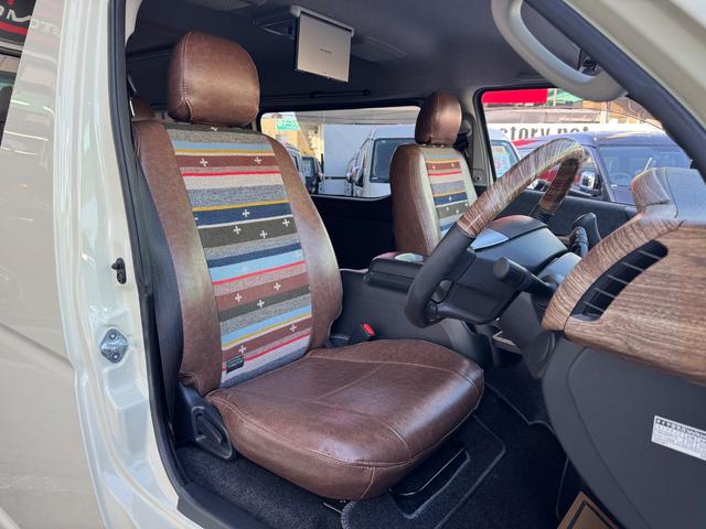 ハイエースワゴン GL ワンオーナー/ベッド/テーブル/床張り/特設ライトイエロー/バンパーガード/DEENコロラド/16AW/TOYOオープンカントリーRT/フリップダウンモニター/全方位カメラ/中古ハイエースカスタム(3枚目)