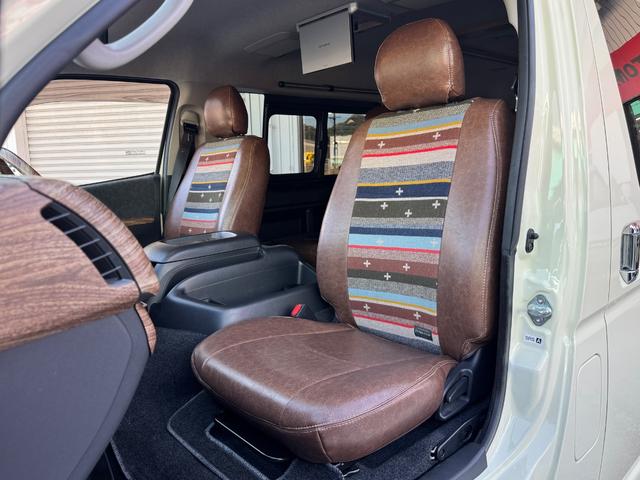 ハイエースワゴン GL ワンオーナー/ベッド/テーブル/床張り/特設ライトイエロー/バンパーガード/DEENコロラド/16AW/TOYOオープンカントリーRT/フリップダウンモニター/全方位カメラ/中古ハイエースカスタム(4枚目)