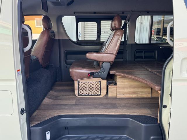 ハイエースワゴン GL ワンオーナー/ベッド/テーブル/床張り/特設ライトイエロー/バンパーガード/DEENコロラド/16AW/TOYOオープンカントリーRT/フリップダウンモニター/全方位カメラ/中古ハイエースカスタム(7枚目)