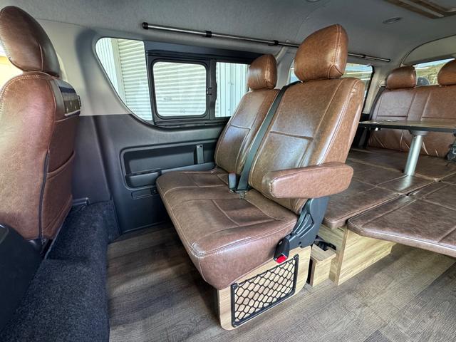 ハイエースワゴン GL ワンオーナー/ベッド/テーブル/床張り/特設ライトイエロー/バンパーガード/DEENコロラド/16AW/TOYOオープンカントリーRT/フリップダウンモニター/全方位カメラ/中古ハイエースカスタム(8枚目)