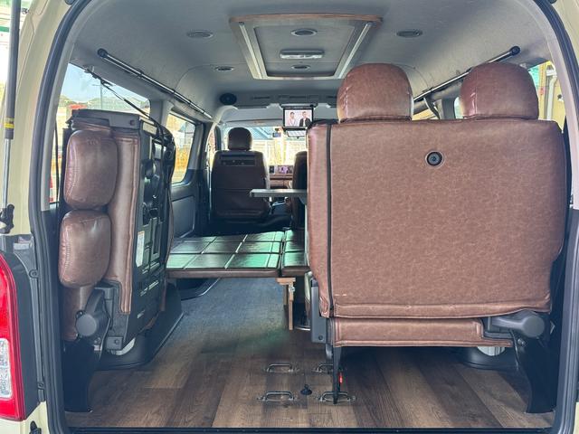 ハイエースワゴン GL ワンオーナー/ベッド/テーブル/床張り/特設ライトイエロー/バンパーガード/DEENコロラド/16AW/TOYOオープンカントリーRT/フリップダウンモニター/全方位カメラ/中古ハイエースカスタム(10枚目)