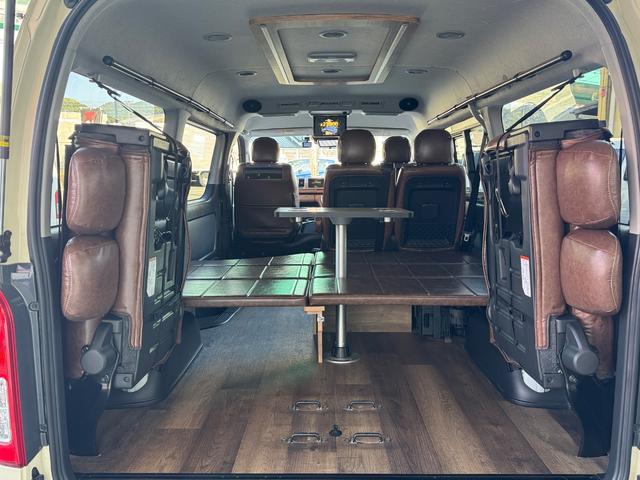 ハイエースワゴン GL ワンオーナー/ベッド/テーブル/床張り/特設ライトイエロー/バンパーガード/DEENコロラド/16AW/TOYOオープンカントリーRT/フリップダウンモニター/全方位カメラ/中古ハイエースカスタム(11枚目)