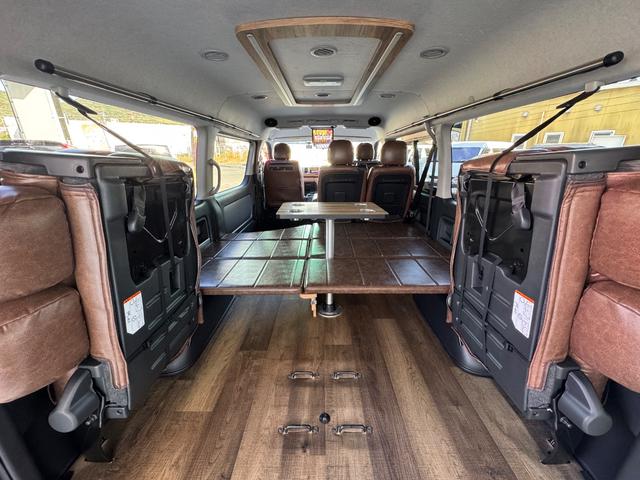 ハイエースワゴン GL ワンオーナー/ベッド/テーブル/床張り/特設ライトイエロー/バンパーガード/DEENコロラド/16AW/TOYOオープンカントリーRT/フリップダウンモニター/全方位カメラ/中古ハイエースカスタム(12枚目)