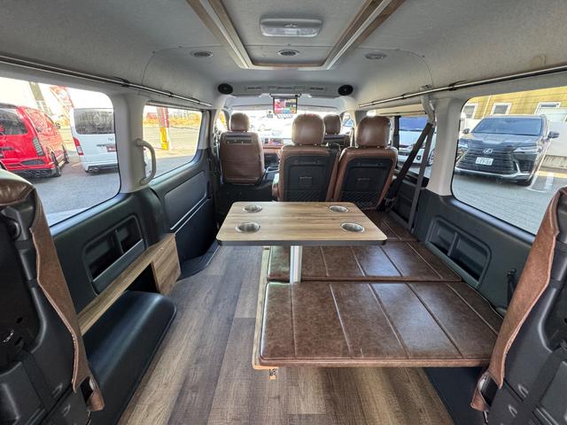 ハイエースワゴン GL ワンオーナー/ベッド/テーブル/床張り/特設ライトイエロー/バンパーガード/DEENコロラド/16AW/TOYOオープンカントリーRT/フリップダウンモニター/全方位カメラ/中古ハイエースカスタム(13枚目)