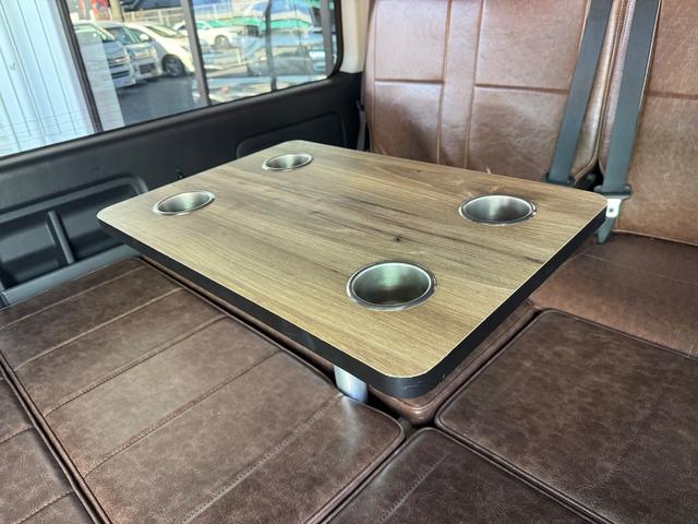 ハイエースワゴン GL ワンオーナー/ベッド/テーブル/床張り/特設ライトイエロー/バンパーガード/DEENコロラド/16AW/TOYOオープンカントリーRT/フリップダウンモニター/全方位カメラ/中古ハイエースカスタム(15枚目)