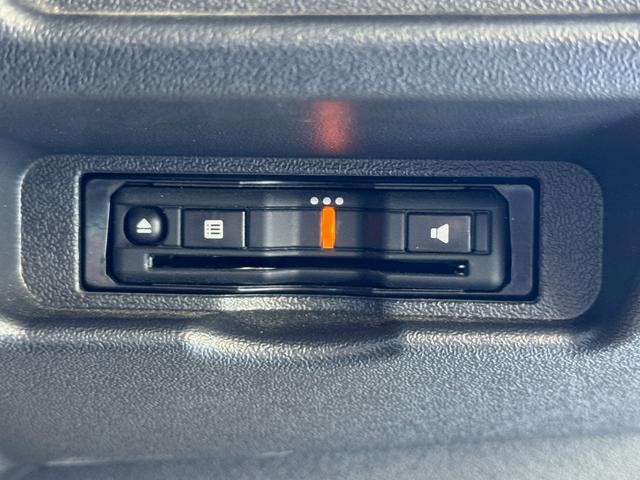 ハイエースワゴン GL ワンオーナー/ベッド/テーブル/床張り/特設ライトイエロー/バンパーガード/DEENコロラド/16AW/TOYOオープンカントリーRT/フリップダウンモニター/全方位カメラ/中古ハイエースカスタム(17枚目)