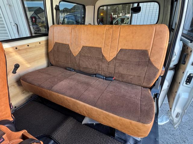 タウンエースバン GL 新車/Luana/スムースグレー/ツートンペイント/ベッドキット/床パネル/コーデュロイシートカバー/ウッドパネル/ナビ/ETC/バックカメラ/テーブル/キャンプ仕様/タウンエースカスタム/車中泊仕様(7枚目)