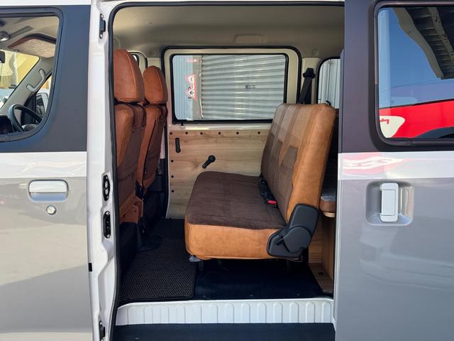 タウンエースバン GL 新車/Luana/スムースグレー/ツートンペイント/ベッドキット/床パネル/コーデュロイシートカバー/ウッドパネル/ナビ/ETC/バックカメラ/テーブル/キャンプ仕様/タウンエースカスタム/車中泊仕様(8枚目)