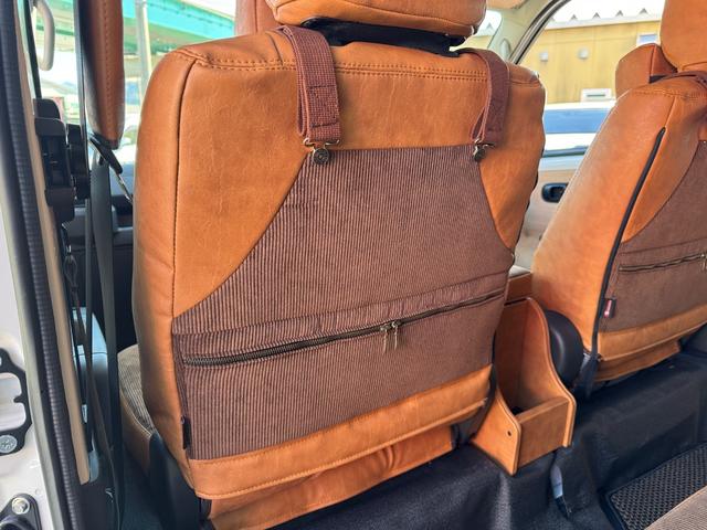 タウンエースバン GL 新車/Luana/スムースグレー/ツートンペイント/ベッドキット/床パネル/コーデュロイシートカバー/ウッドパネル/ナビ/ETC/バックカメラ/テーブル/キャンプ仕様/タウンエースカスタム/車中泊仕様(9枚目)