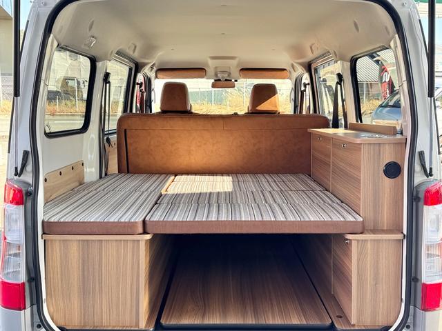 タウンエースバン GL 新車/Luana/スムースグレー/ツートンペイント/ベッドキット/床パネル/コーデュロイシートカバー/ウッドパネル/ナビ/ETC/バックカメラ/テーブル/キャンプ仕様/タウンエースカスタム/車中泊仕様(10枚目)