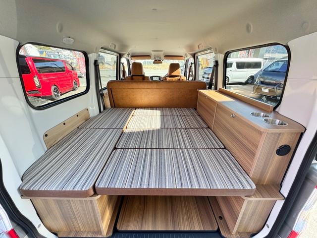 タウンエースバン GL 新車/Luana/スムースグレー/ツートンペイント/ベッドキット/床パネル/コーデュロイシートカバー/ウッドパネル/ナビ/ETC/バックカメラ/テーブル/キャンプ仕様/タウンエースカスタム/車中泊仕様(11枚目)