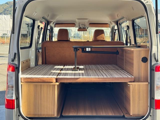 タウンエースバン GL 新車/Luana/スムースグレー/ツートンペイント/ベッドキット/床パネル/コーデュロイシートカバー/ウッドパネル/ナビ/ETC/バックカメラ/テーブル/キャンプ仕様/タウンエースカスタム/車中泊仕様(12枚目)