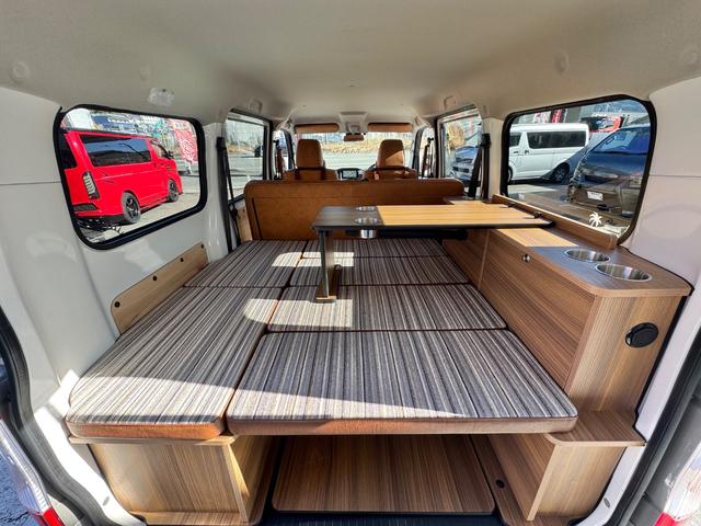 タウンエースバン GL 新車/Luana/スムースグレー/ツートンペイント/ベッドキット/床パネル/コーデュロイシートカバー/ウッドパネル/ナビ/ETC/バックカメラ/テーブル/キャンプ仕様/タウンエースカスタム/車中泊仕様(13枚目)