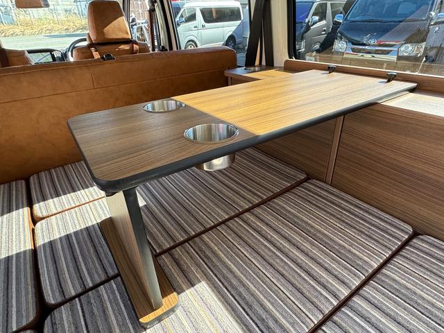 タウンエースバン GL 新車/Luana/スムースグレー/ツートンペイント/ベッドキット/床パネル/コーデュロイシートカバー/ウッドパネル/ナビ/ETC/バックカメラ/テーブル/キャンプ仕様/タウンエースカスタム/車中泊仕様(14枚目)