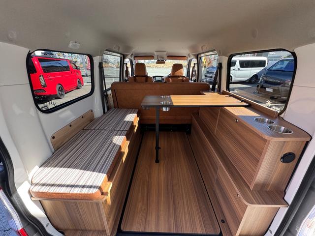 タウンエースバン GL 新車/Luana/スムースグレー/ツートンペイント/ベッドキット/床パネル/コーデュロイシートカバー/ウッドパネル/ナビ/ETC/バックカメラ/テーブル/キャンプ仕様/タウンエースカスタム/車中泊仕様(16枚目)