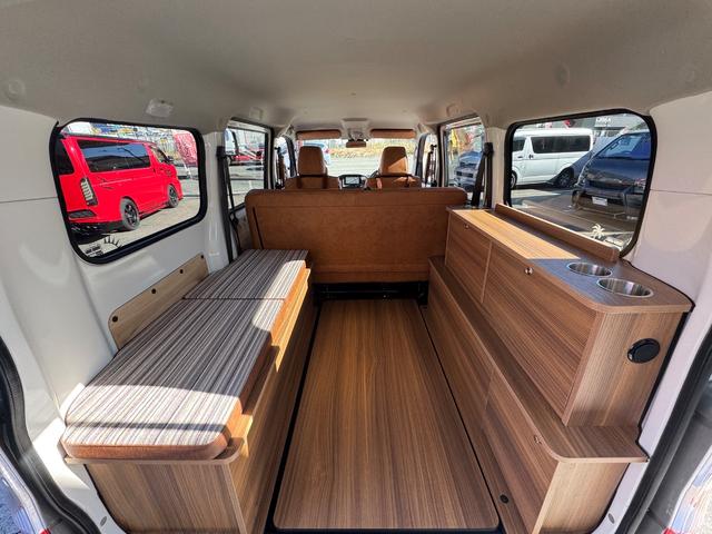 タウンエースバン GL 新車/Luana/スムースグレー/ツートンペイント/ベッドキット/床パネル/コーデュロイシートカバー/ウッドパネル/ナビ/ETC/バックカメラ/テーブル/キャンプ仕様/タウンエースカスタム/車中泊仕様(19枚目)