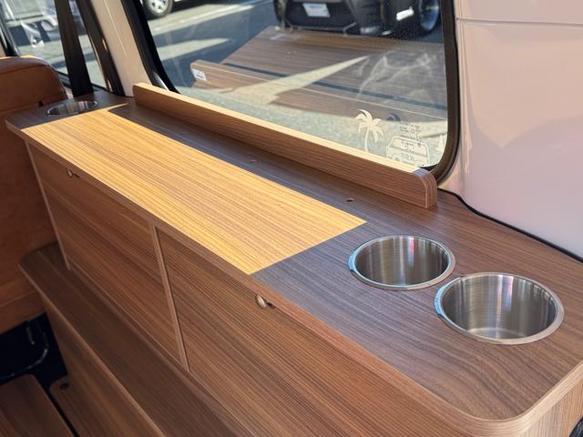 タウンエースバン GL 新車/Luana/スムースグレー/ツートンペイント/ベッドキット/床パネル/コーデュロイシートカバー/ウッドパネル/ナビ/ETC/バックカメラ/テーブル/キャンプ仕様/タウンエースカスタム/車中泊仕様(24枚目)